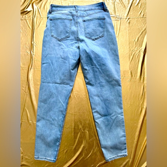 Ripped knee, distressed denim pants - Picture 2 of 5